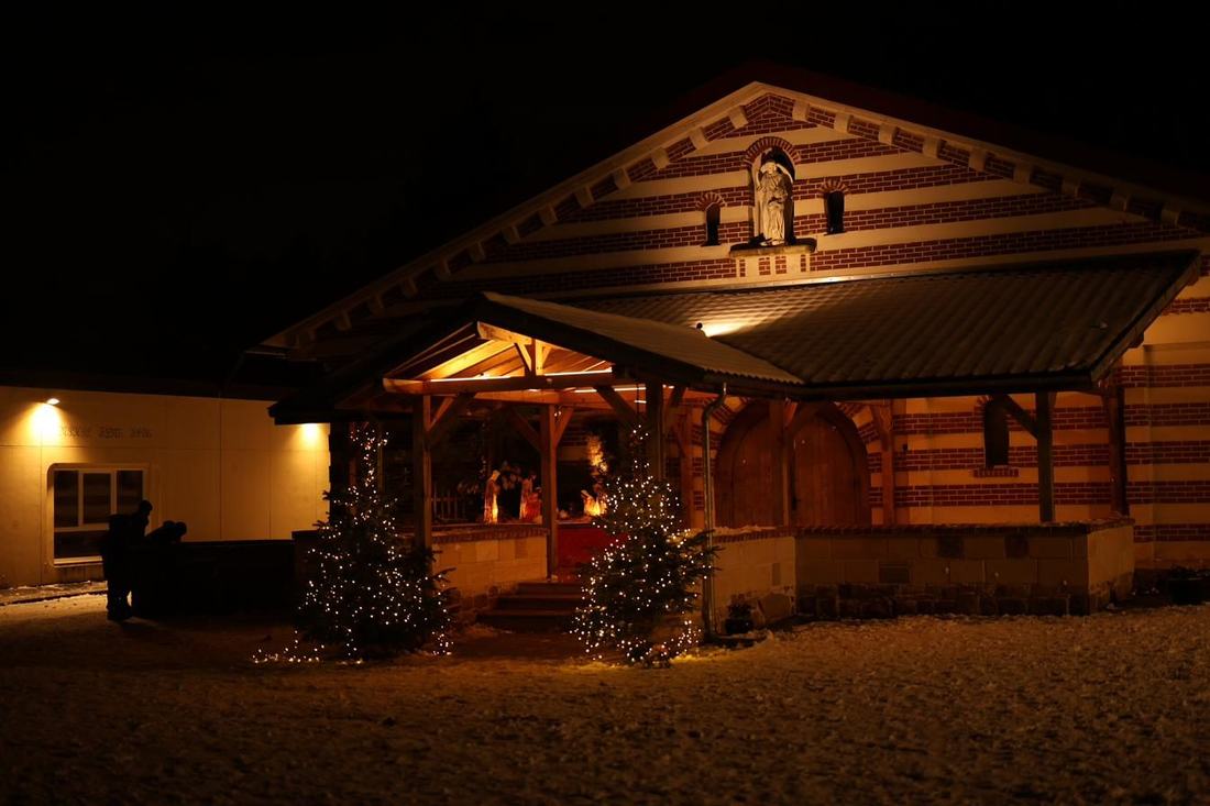 La chapelle de l’école illuminée la nuit