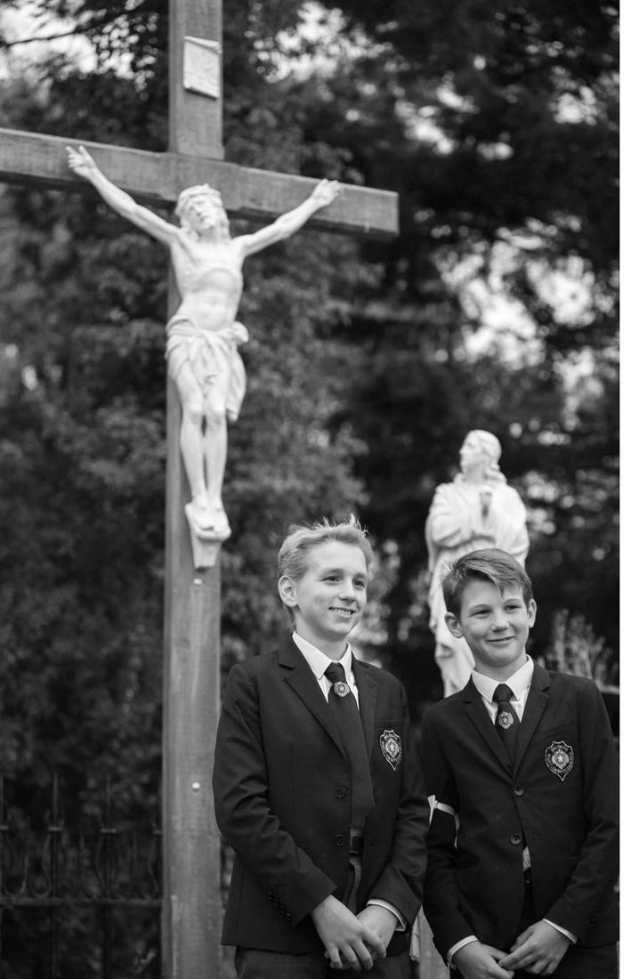 Communiants au pied du crucifix