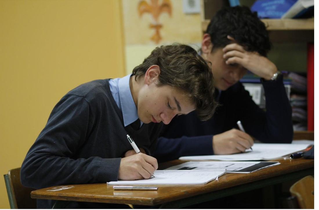 Deux élèves au travail