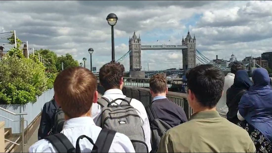 Élèves devant le Tower Bridge lors du voyage linguistique à Londres