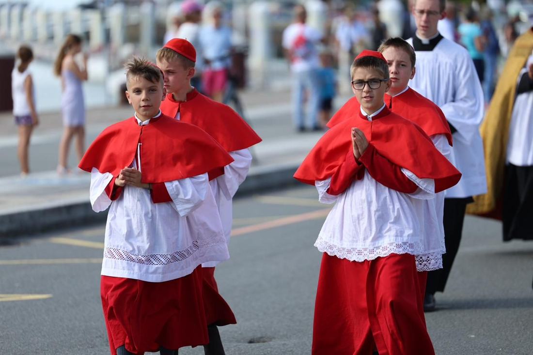 Servants de messe en soutane rouge