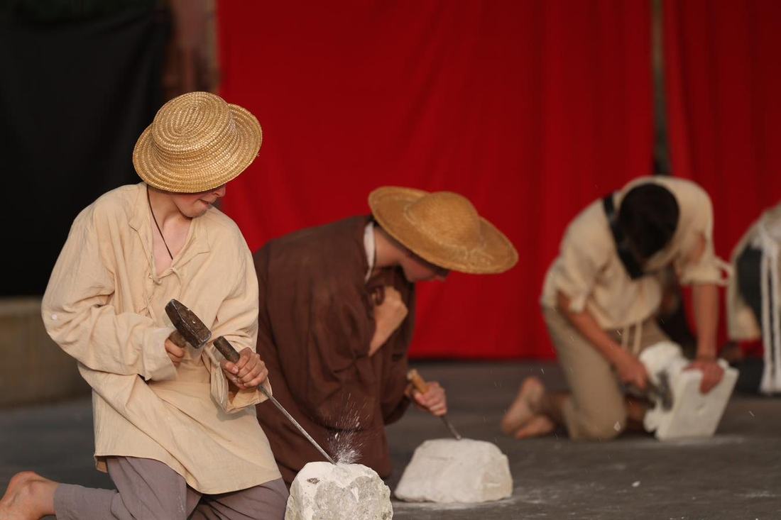 Comédiens en costumes sur scène