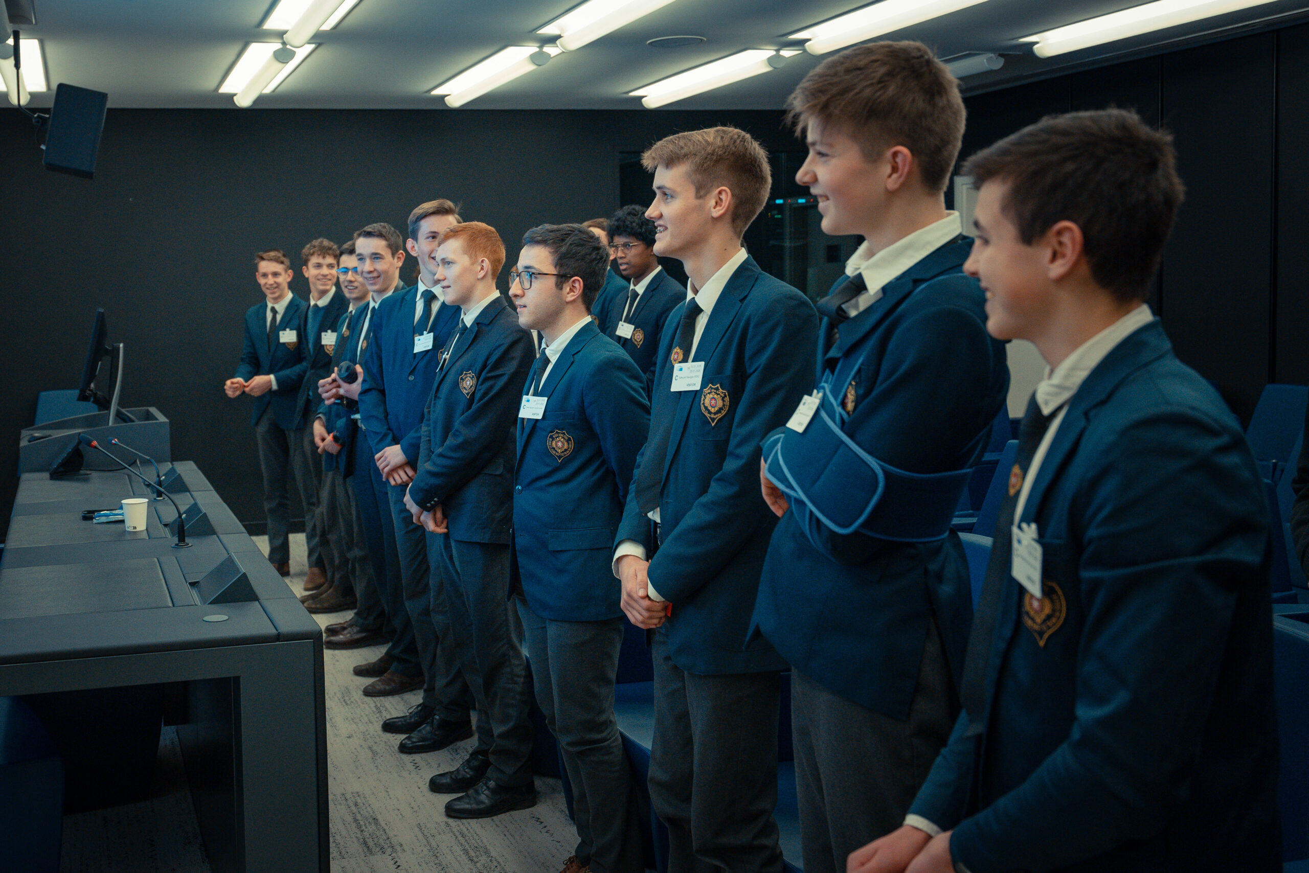 Élèves en blazer de l’école lors d’une visite