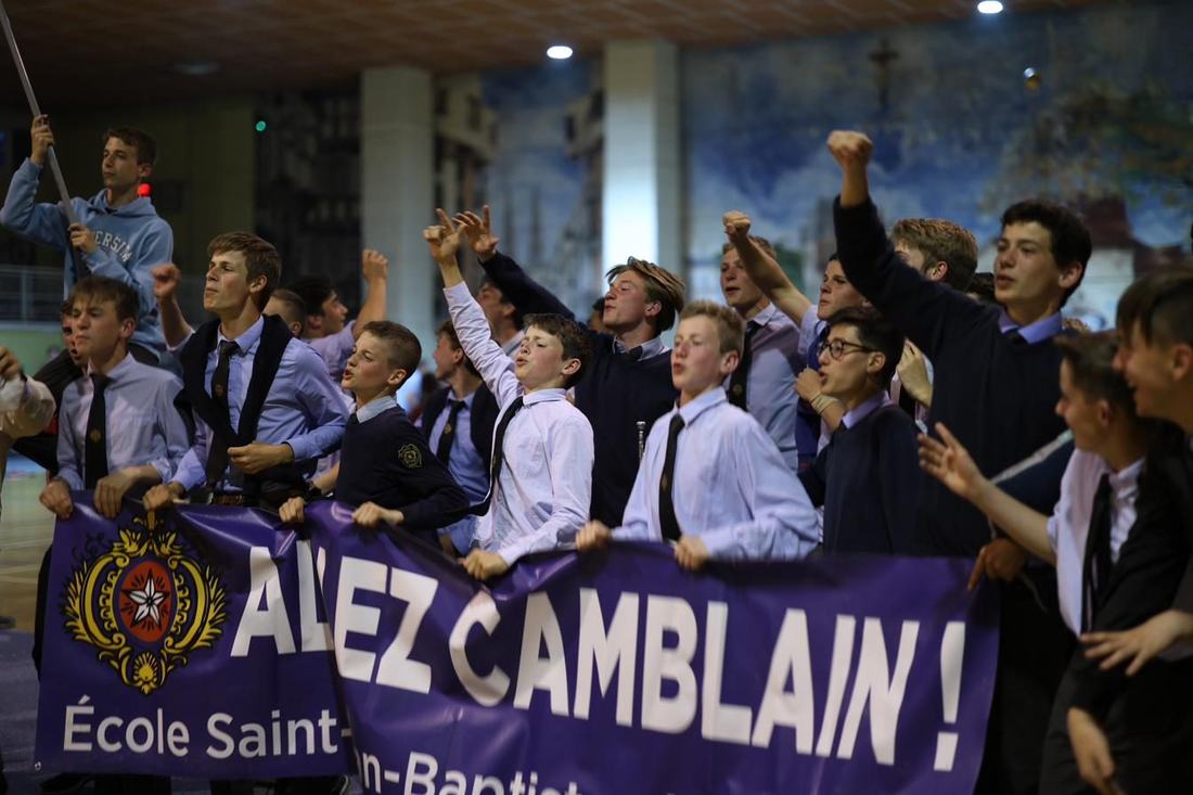 Élèves encourageant l’équipe derrière la banderole « Allez Camblain ! »