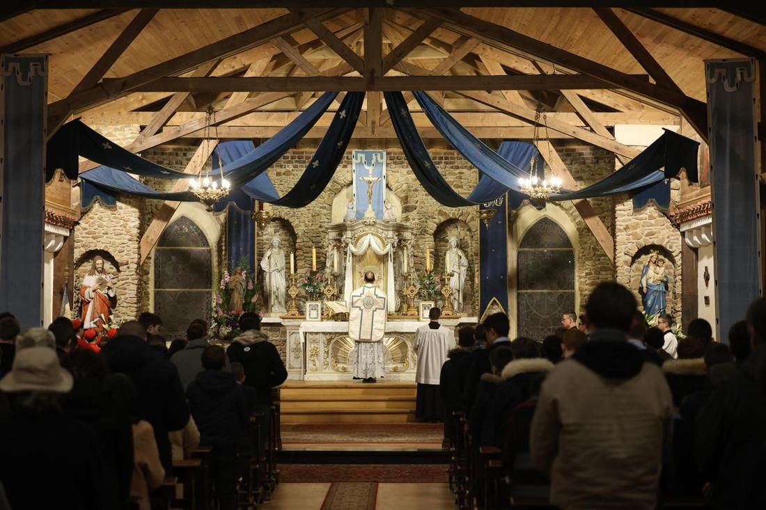 Intérieur de la chapelle pendant la messe