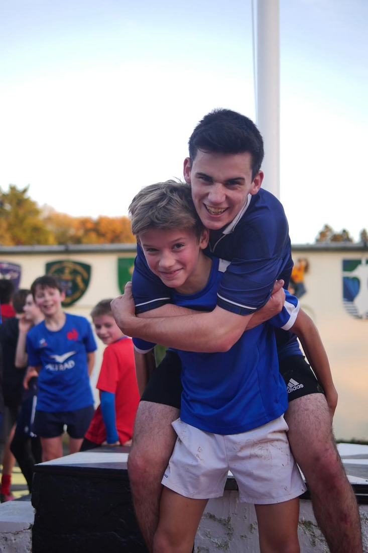 Deux élèves complices après un match
