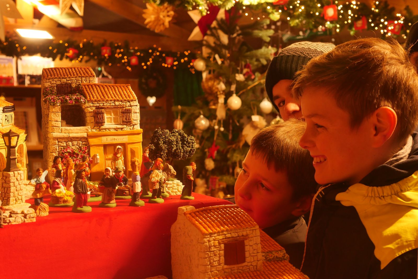 Élèves émerveillés devant une crèche provençale au marché de Noël