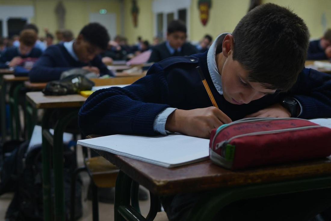 Élève concentré en classe