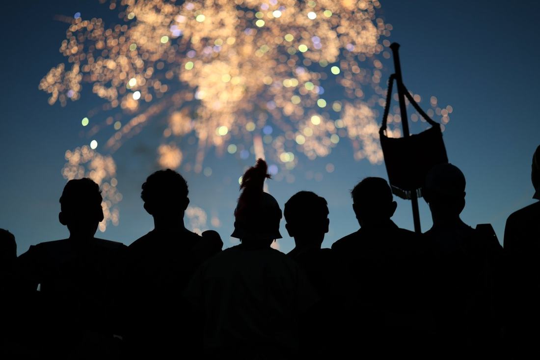Feu d’artifice final du son et lumière, élèves en costumes vus en silhouette