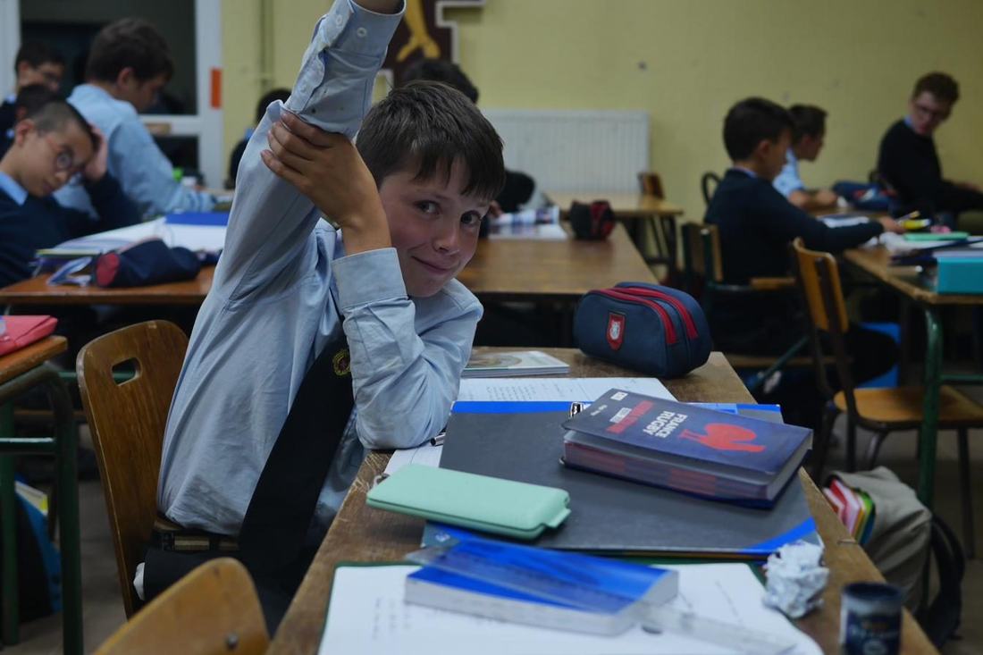 Élève souriant en classe